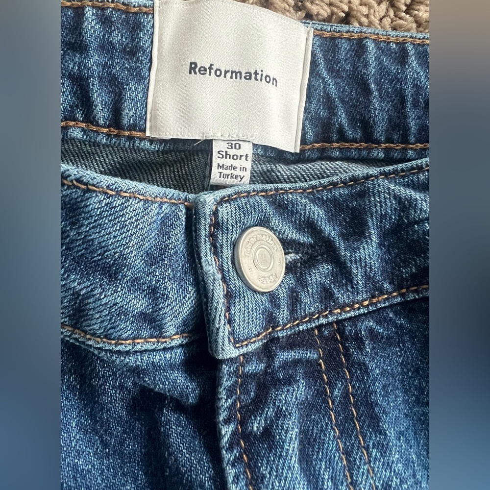 Reformation Charlee Low Rise Straight Leg Short Jeans In Blue Maggiore. Size 30S - Picture 12 of 15